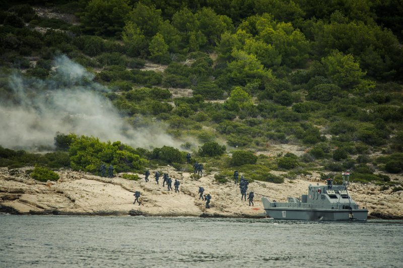 Pomorsko zračni desant i vatrena potpora pomorskim snagama na vojnom poligonu Žirje