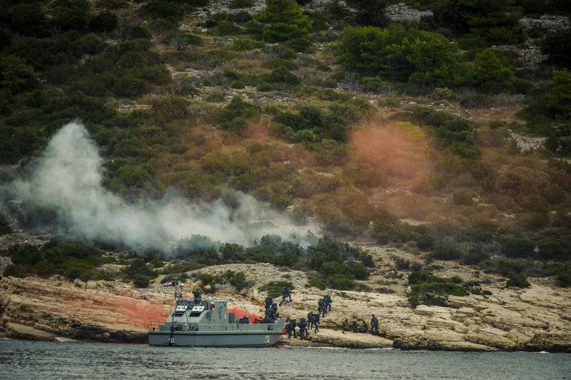 Pomorsko zračni desant i vatrena potpora pomorskim snagama na vojnom poligonu Žirje