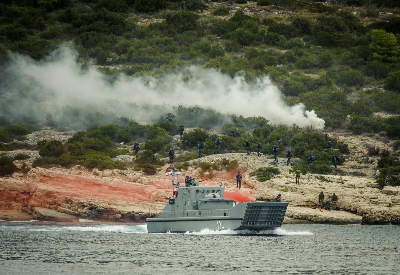 Pomorsko zračni desant i vatrena potpora pomorskim snagama na vojnom poligonu Žirje