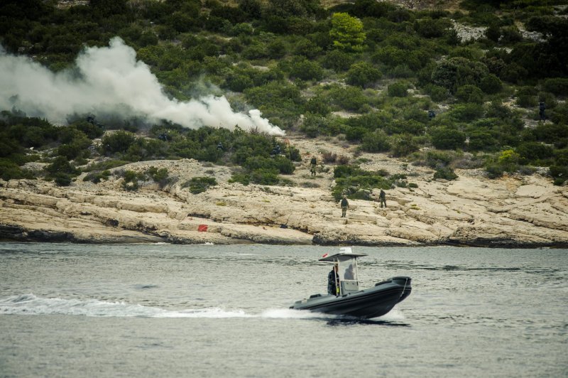 Pomorsko zračni desant i vatrena potpora pomorskim snagama na vojnom poligonu Žirje