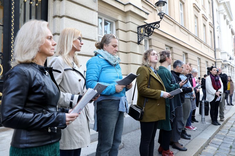 Aktivistice udruge Roda pred Saborom čitale potresna svjedočanstva žena