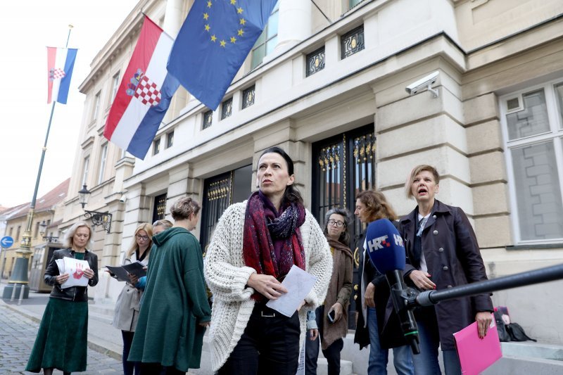 Aktivistice udruge Roda pred Saborom čitale potresna svjedočanstva žena