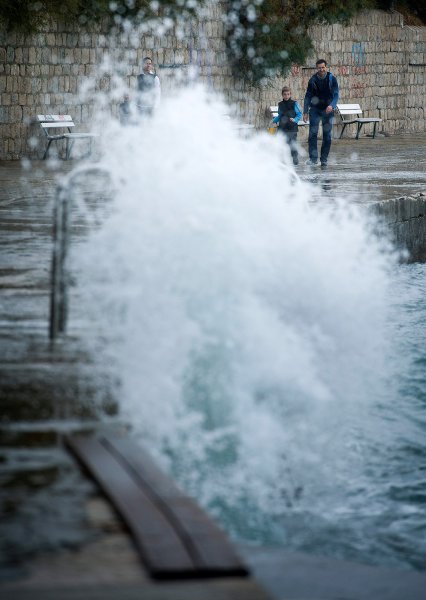 Split: Nevrijeme počelo stvarati probleme na moru i u prometu