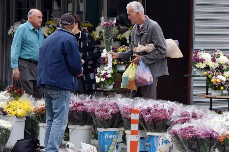 Od ranog jutra građani Šibenika kupuju cvijeće prije odlaska na groblje