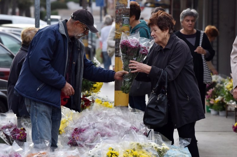 Od ranog jutra građani Šibenika kupuju cvijeće prije odlaska na groblje