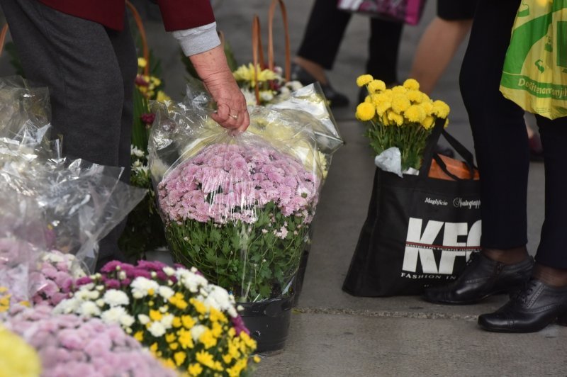 Od ranog jutra građani Šibenika kupuju cvijeće prije odlaska na groblje