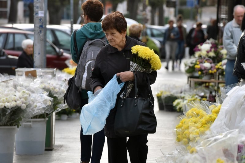 Od ranog jutra građani Šibenika kupuju cvijeće prije odlaska na groblje