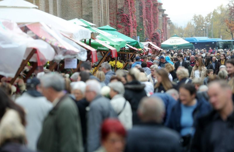 Građani obilaze posljednja počivališta najmilijih na groblju Mirogoj