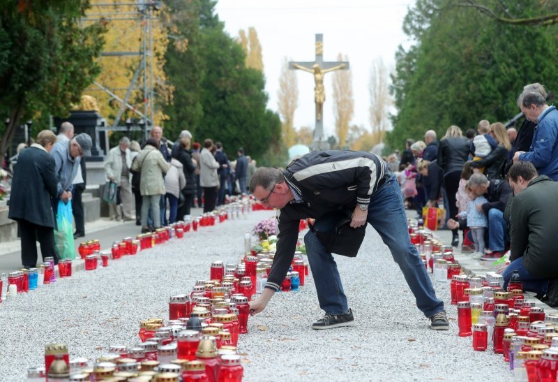 Građani obilaze posljednja počivališta najmilijih na groblju Mirogoj