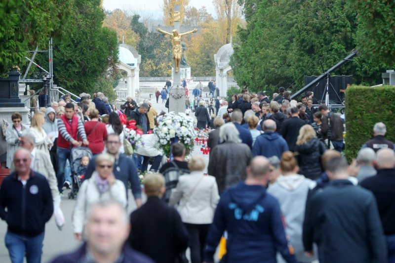 Građani obilaze posljednja počivališta najmilijih na groblju Mirogoj