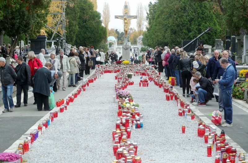 Građani obilaze posljednja počivališta najmilijih na groblju Mirogoj