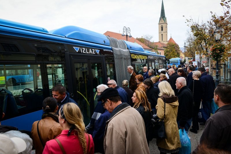 Građani na Kaptou ZET-ovim autobusima idu prema Mirogoju