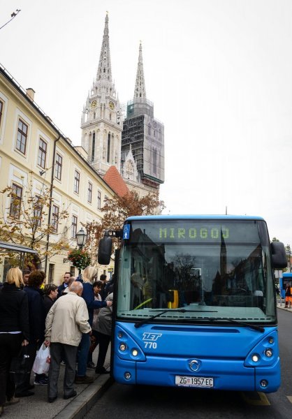 Građani na Kaptou ZET-ovim autobusima idu prema Mirogoju