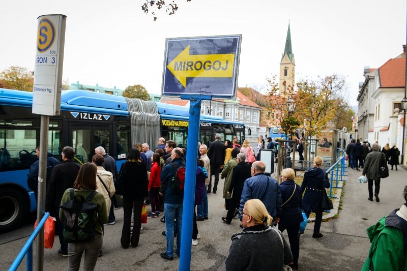 Građani na Kaptou ZET-ovim autobusima idu prema Mirogoju