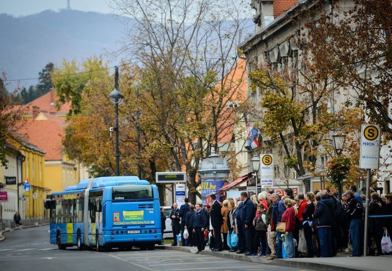 Građani na Kaptou ZET-ovim autobusima idu prema Mirogoju