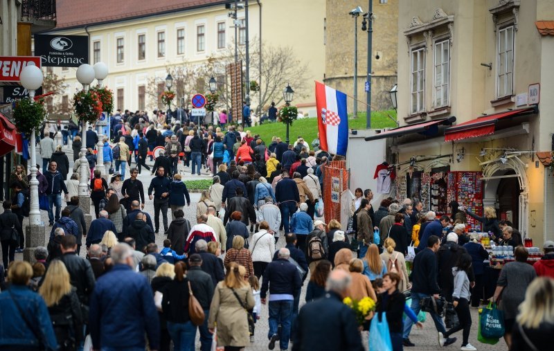 Građani na Kaptou ZET-ovim autobusima idu prema Mirogoju