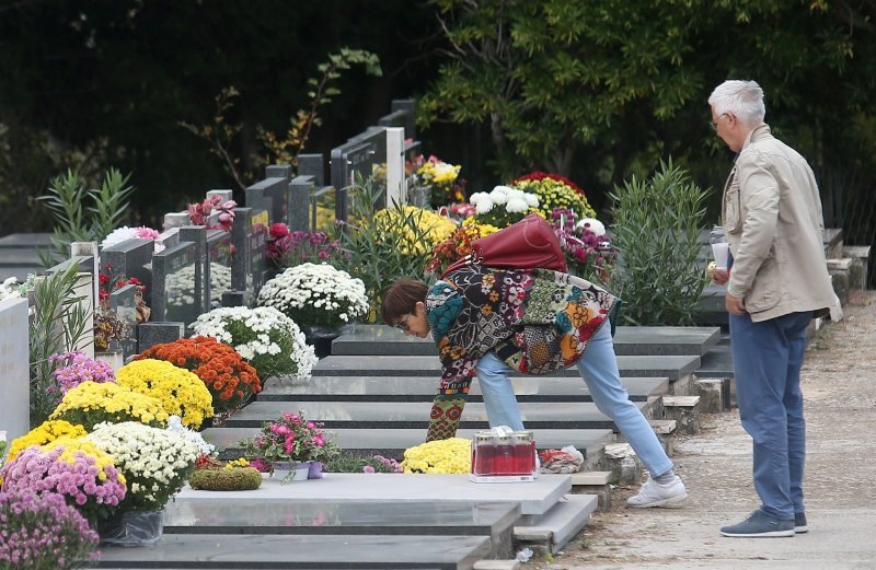 Šibenik: Građani obilaze grobove svojih najmilijih