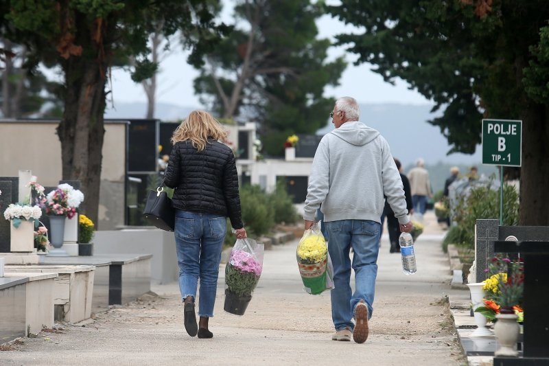 Šibenik: Građani obilaze grobove svojih najmilijih