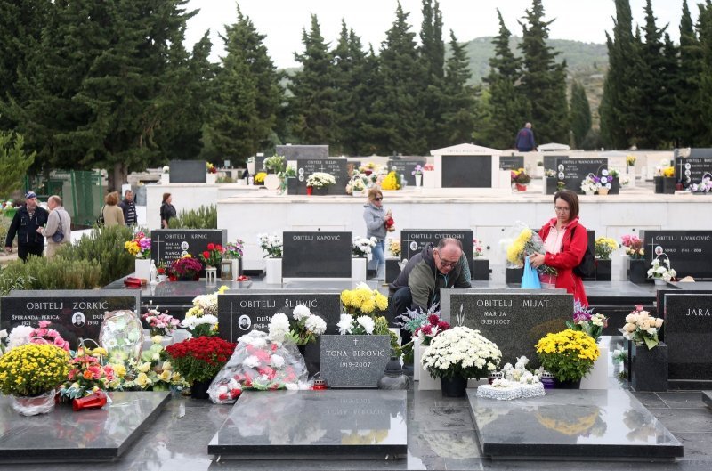 Šibenik: Građani obilaze grobove svojih najmilijih