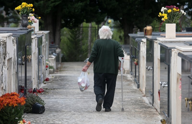 Šibenik: Građani obilaze grobove svojih najmilijih