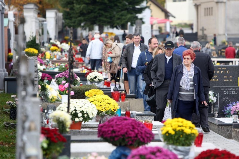 Karlovac: Građani obišli groblje na blagdan Svih svetih