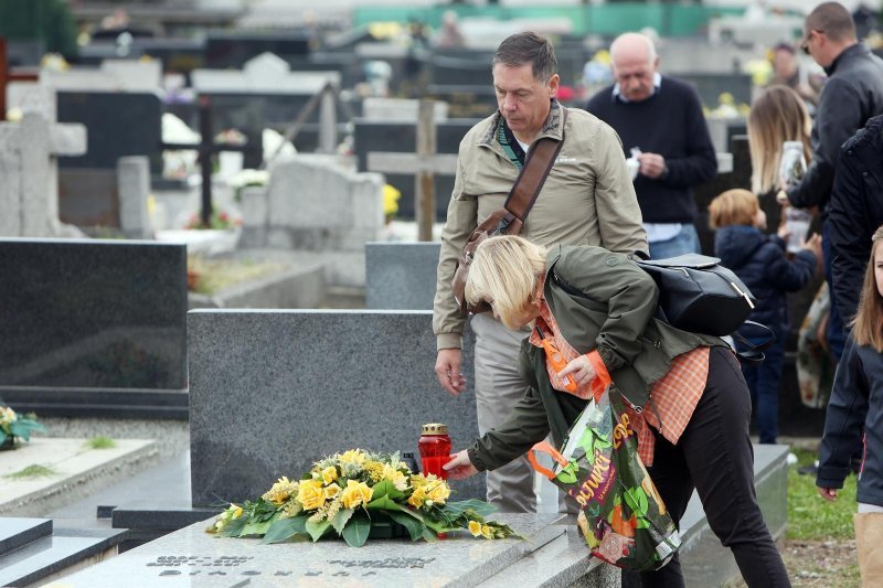 Karlovac: Građani obišli groblje na blagdan Svih svetih