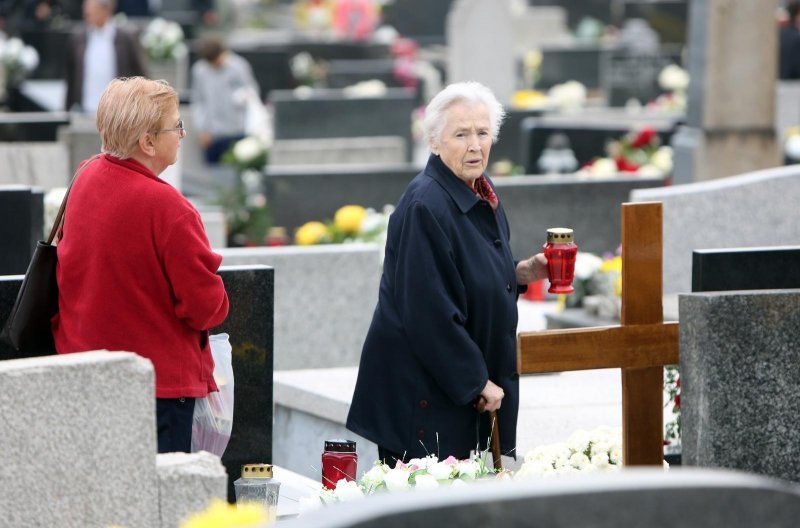 Karlovac: Građani obišli groblje na blagdan Svih svetih