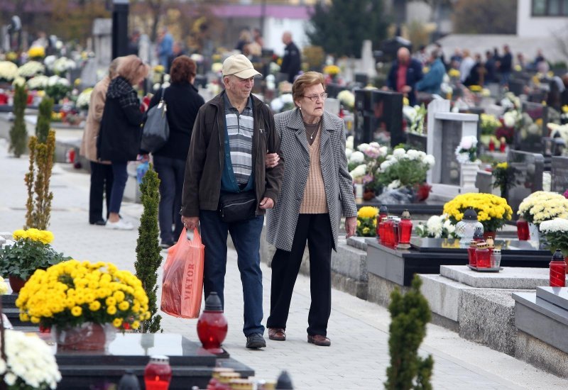 Karlovac: Građani obišli groblje na blagdan Svih svetih