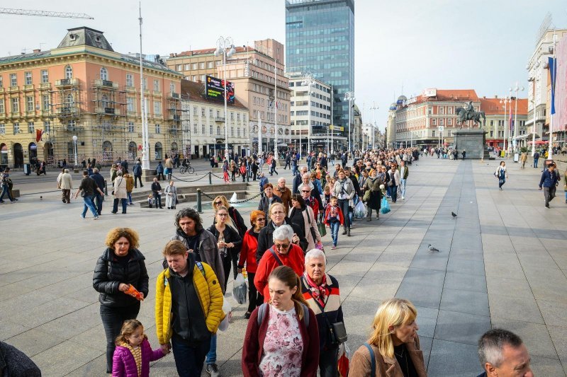 Zagreb: Građani u koloni čekaju organizirani prijevoz do groblja Mirogoj