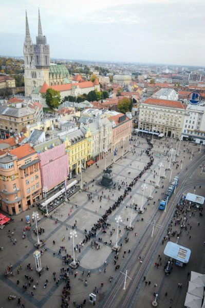 Zagreb: Građani u koloni čekaju organizirani prijevoz do groblja Mirogoj