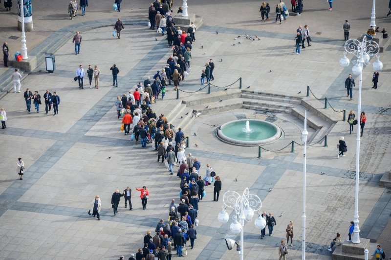 Zagreb: Građani u koloni čekaju organizirani prijevoz do groblja Mirogoj