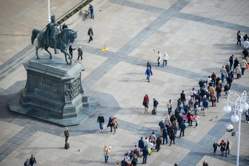 Zagreb: Građani u koloni čekaju organizirani prijevoz do groblja Mirogoj