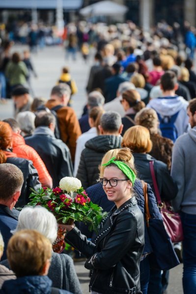 Zagreb: Građani u koloni čekaju organizirani prijevoz do groblja Mirogoj