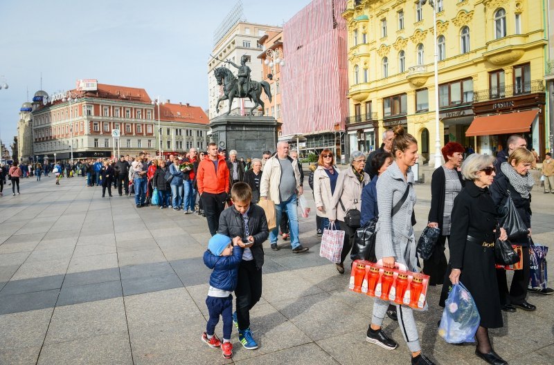 Zagreb: Građani u koloni čekaju organizirani prijevoz do groblja Mirogoj