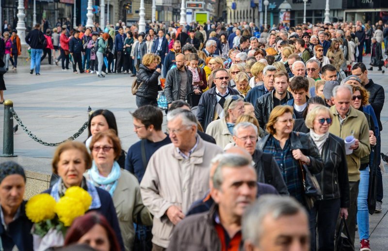 Zagreb: Građani u koloni čekaju organizirani prijevoz do groblja Mirogoj