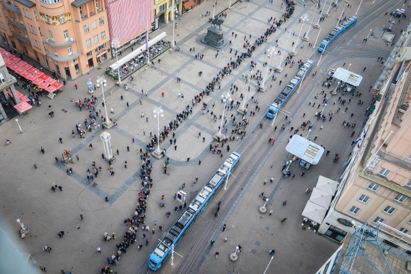 Građani u koloni čekaju organizirani prijevoz do groblja Mirogoj