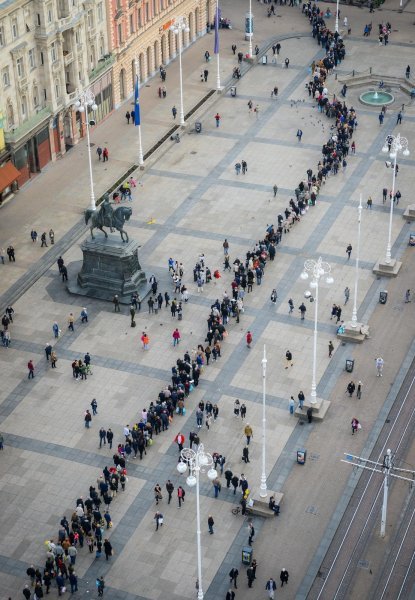 Građani u koloni čekaju organizirani prijevoz do groblja Mirogoj