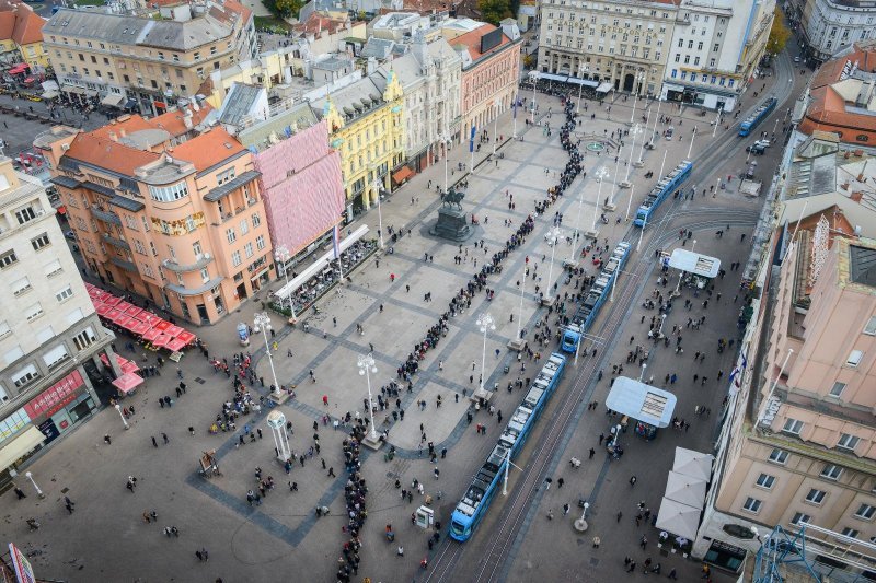 Građani u koloni čekaju organizirani prijevoz do groblja Mirogoj