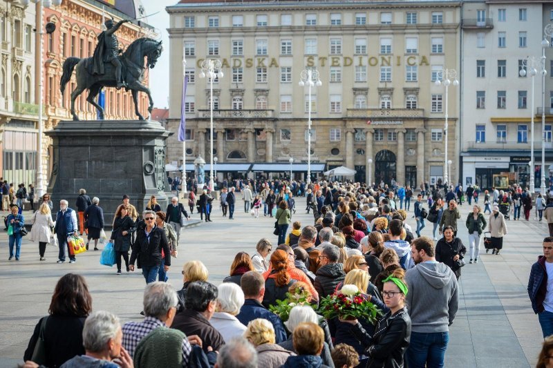 Građani u koloni čekaju organizirani prijevoz do groblja Mirogoj