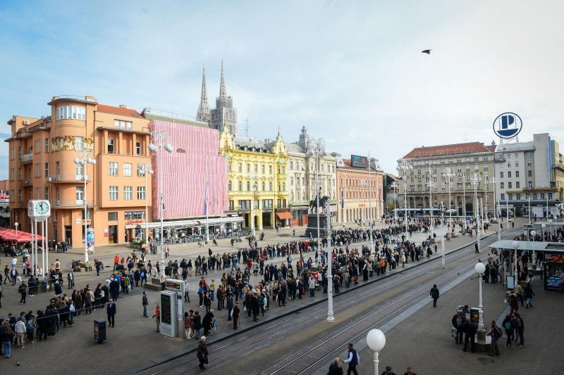 Građani u koloni čekaju organizirani prijevoz do groblja Mirogoj