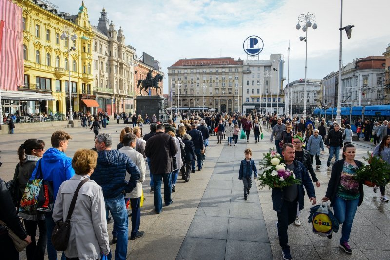 Građani u koloni čekaju organizirani prijevoz do groblja Mirogoj