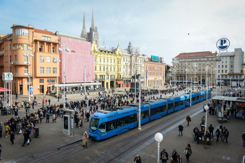 Građani u koloni čekaju organizirani prijevoz do groblja Mirogoj