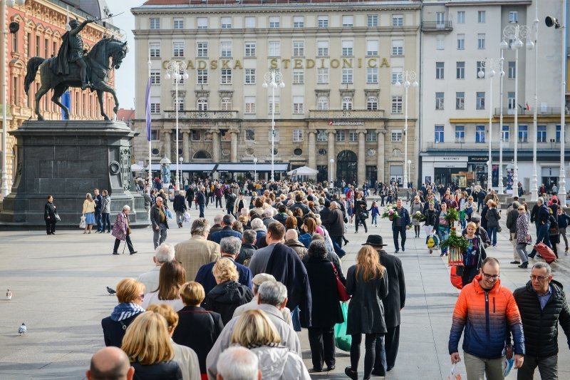 Građani u koloni čekaju organizirani prijevoz do groblja Mirogoj