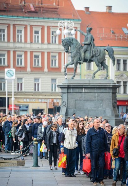 Građani u koloni čekaju organizirani prijevoz do groblja Mirogoj