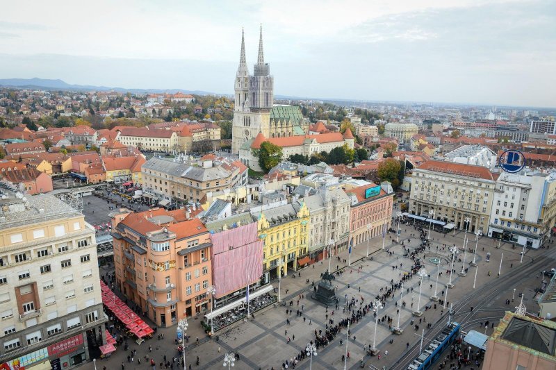 Građani u koloni čekaju organizirani prijevoz do groblja Mirogoj