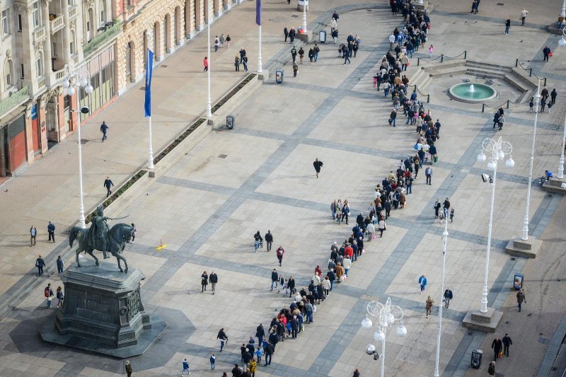 Građani u koloni čekaju organizirani prijevoz do groblja Mirogoj