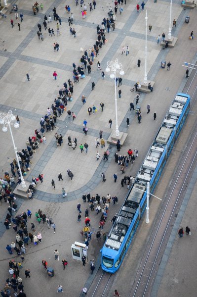 Građani u koloni čekaju organizirani prijevoz do groblja Mirogoj