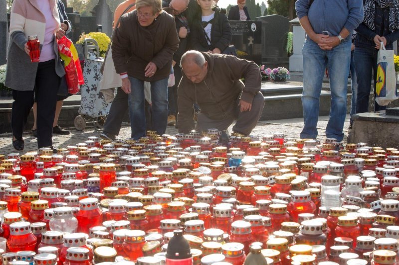 Osijek: Građani posjećuju grobove svojih najmilijih na njihovom posljednjem prebivalištu