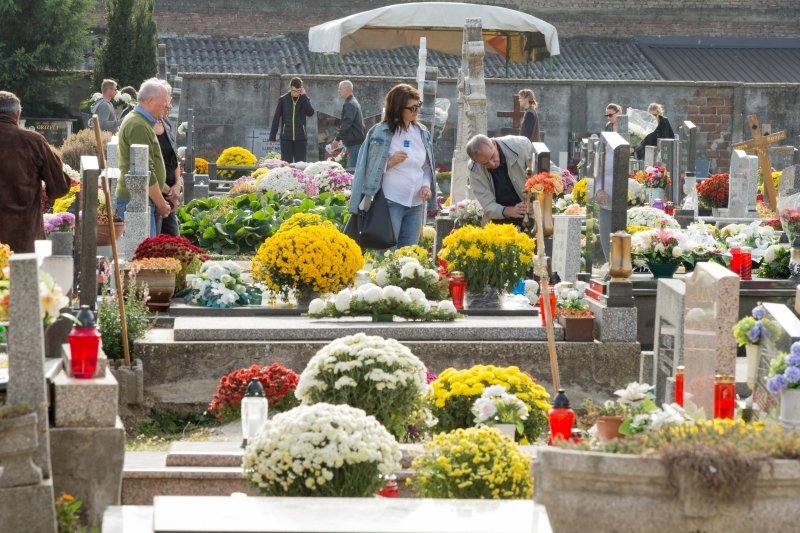 Osijek: Građani posjećuju grobove svojih najmilijih na njihovom posljednjem prebivalištu