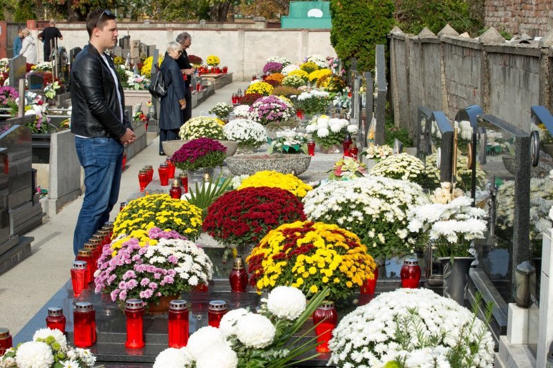 Osijek: Građani posjećuju grobove svojih najmilijih na njihovom posljednjem prebivalištu